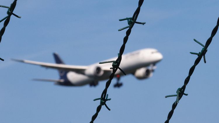 Die FDP fordert die Einrichtung von Ausreisezentren für Flüchtlinge an Flughäfen. 