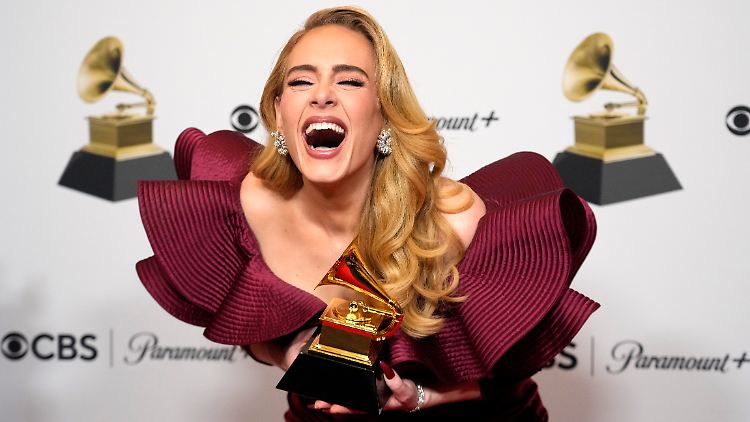 Schlüpft in die Rolle der Boulevardpresse: Adele.