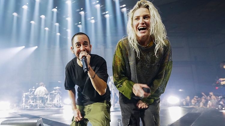 Neben Mike Shinoda singt bei Linkin Park jetzt Emily Armstrong. 