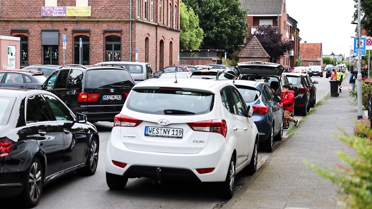 Elterntaxis vor einer Grundschule in Wesel. Für die Kinder, die sich nicht fahren lassen, wird der Schulweg gefährlicher.