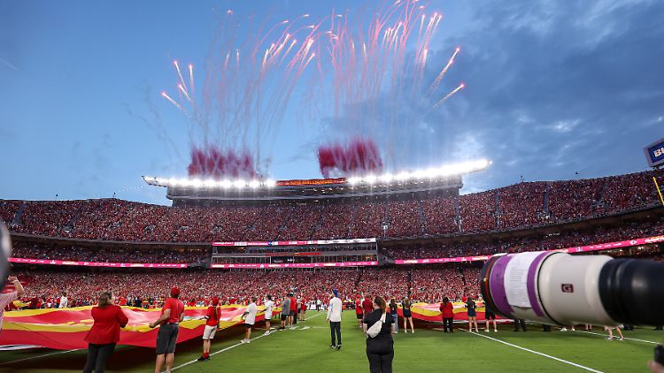 Das Ei fliegt wieder, die NFL-Saison beginnt beim Chiefs-Sieg mit viel Drama.
