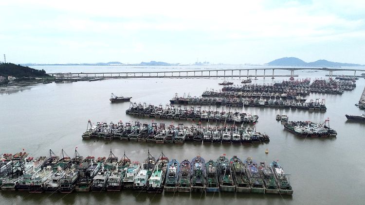 Die 55 Kilometer lange Brücke, die die Regionen Hongkong und Guangdong verbindet, wurde wegen des Sturms gesperrt.