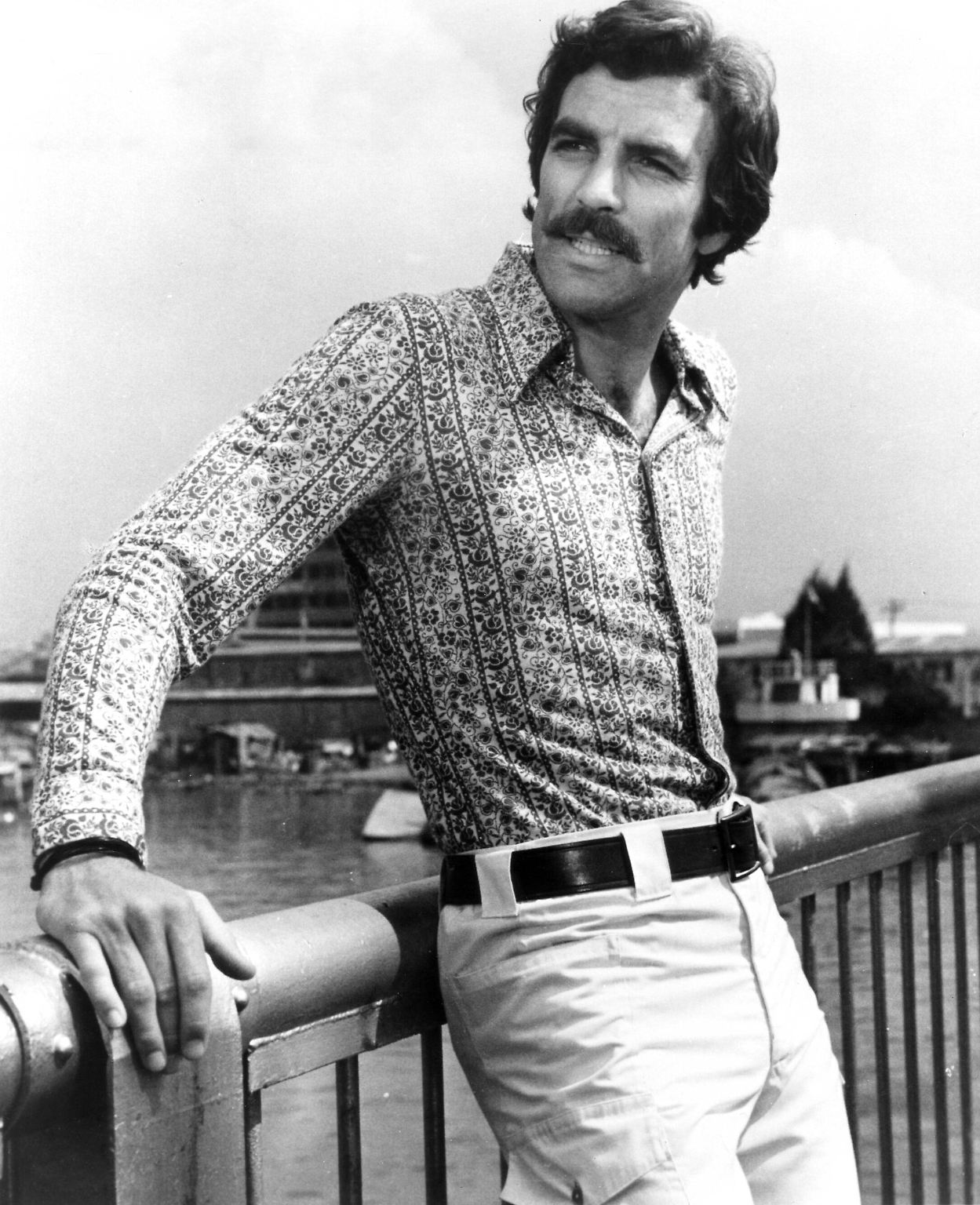 Jaaa, so kennt man Tom Selleck: Schnauzbart, ...