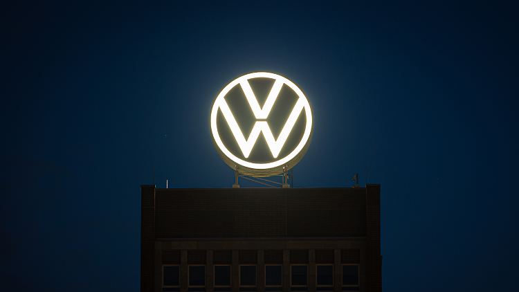 Um fünf Milliarden Euro will VW die Kosten senken. Genau diese Summe soll auch als Lösung für Softwareprobleme als Investition in einen US-Elektrobauer fließen.