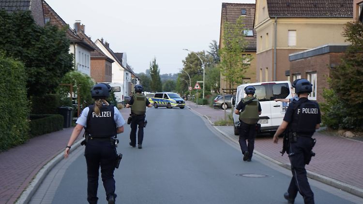 Spezialeinsatzkräfte postierten sich eineinhalb Stunden vor dem Haus, ehe der Mann freiwillig herauskam.