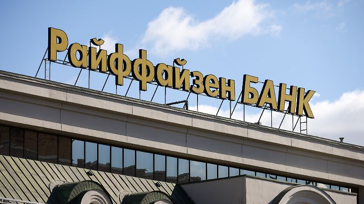Eine Filiale der Raiffeisen Bank im März in Moskau.