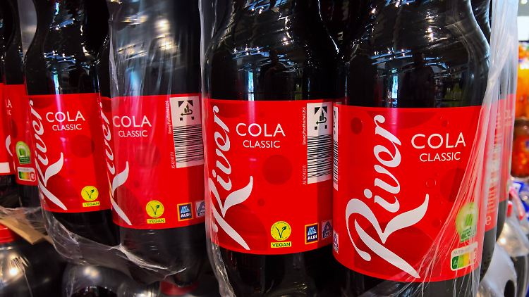 Als Hersteller ist auf den Flaschen und Dosen der "River Cola" die Firma Jacobi Scherbening als Hersteller angegeben, eine Vertriebsgesellschaft von Stute.