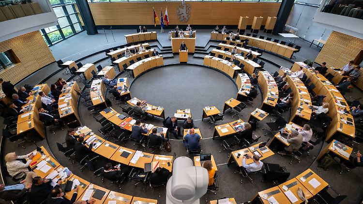 Der Richterbund sieht die Demokratie wegen möglicher Eingriffe durch extremistische Kräfte gefährdet.