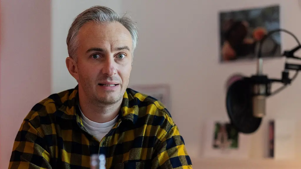 Jan-Boehmermannim-Interview-mit-der-dpa-in-seinem-Buero-in-den-Raeumen-von-Studio-Ehrenfeld-in-Koeln