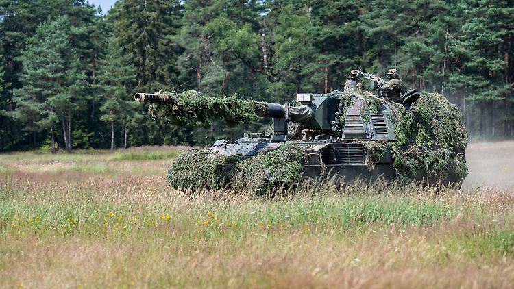 Eine Panzerhaubitze 2000 auf einem Übungsgelände der Bundeswehr. 