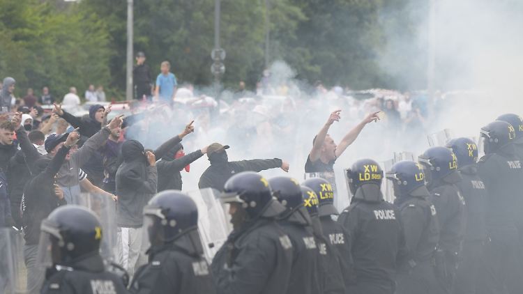 Über 1300 Menschen wurden laut BBC nach den Krawallen verhaftet. 