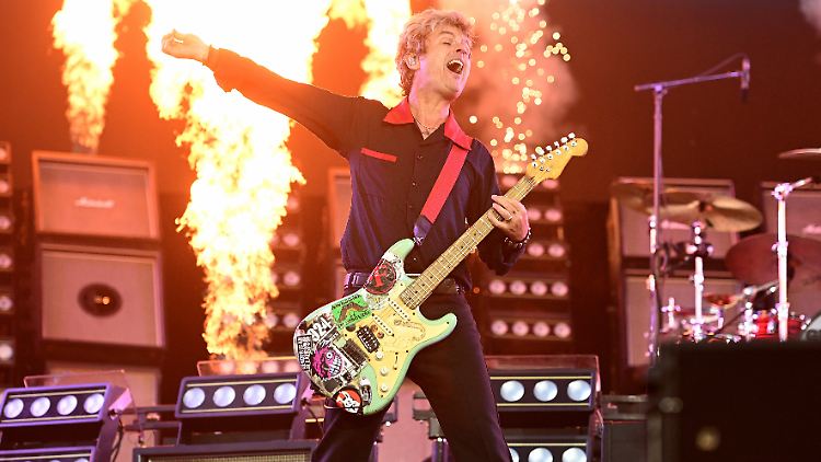 Green-Day-Sänger Billie Joe Armstrong, hier bei seinem Auftritt bei Rock im Park im Juni, und seine Bandkollegen mussten in Sicherheit gebracht werden.