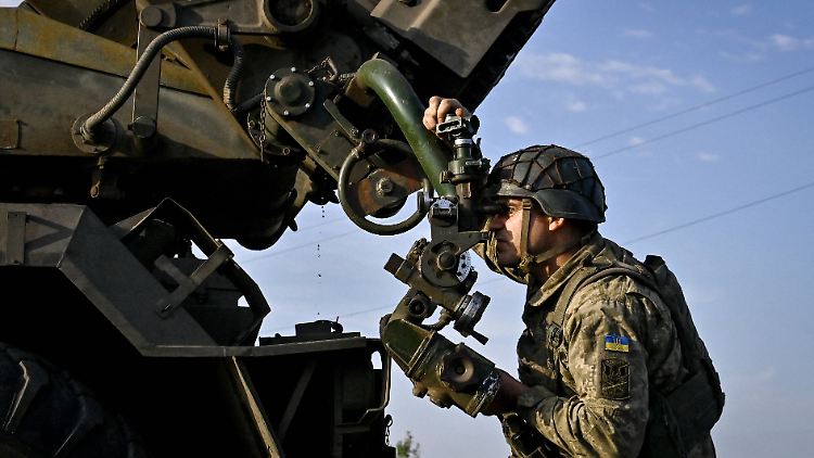 Ein Artillerie-Soldat an der Frontlinie im Donbass