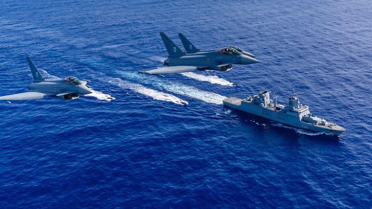Drei Eurofighter überfliegen im Juli die "Baden-Württemberg". Die Fregatte war Teil der Marineübung "Rimpac" im Indopazifik-Raum. 
