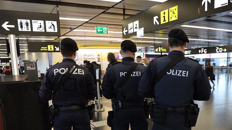 Polizeibeamte werden am Wiener Flughafen auf einen Mann im Rollstuhl aufmerksam - und machen einen unfassbaren Fund.