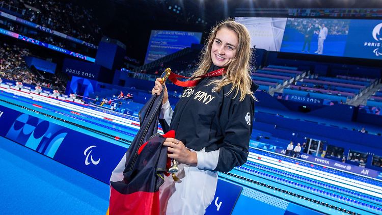 Schwimmerin Elena Semechin durfte in Paris die deutsche Fahne tragen.