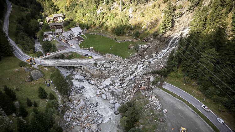 Ein Erdrutsch hat die Straße aus dem Tal unpassierbar gemacht. 