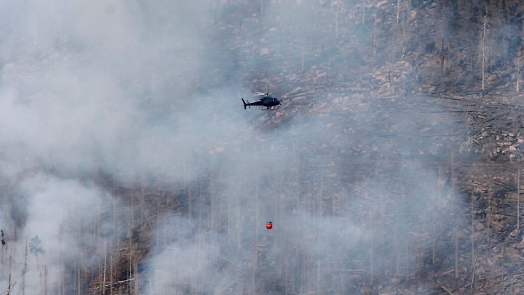 Hubschrauber und Löschflugzeuge fliegen im Minutentakt.