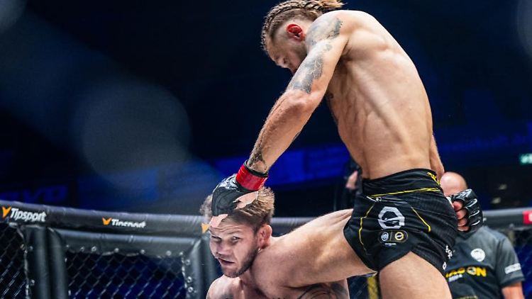 Ein Kniestoß zum Kopf ist in MMA-Kämpfen erlaubt.