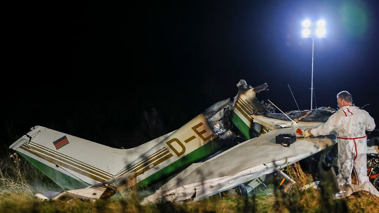 Das Wrack auf dem Gelände nahe des Flugplatzes in Bad Sassendorf im Kreis Soest: Bei dem Absturz sind zwei Menschen ums Leben gekommen.