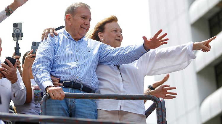 Edmundo González Urrutia (l.), Präsidentschaftskandidat der Opposition, und seine Frau bei einer Demonstration gegen die offiziellen Ergebnisse der Präsidentenwahlen, die Staatschef Maduro zum Sieger erklärten. Die Opposition wirft der Regierung Wahlfälschung vor.