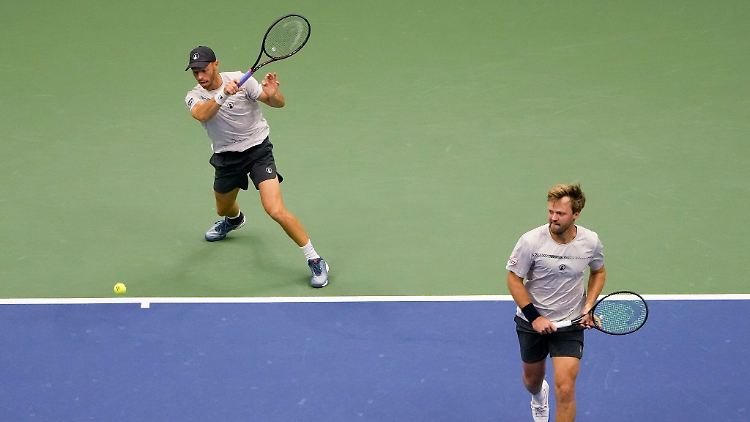 Tim Pütz (l) und Kevin Krawietz verpassen ihren ersten gemeinsamen Grand-Slam-Titel.