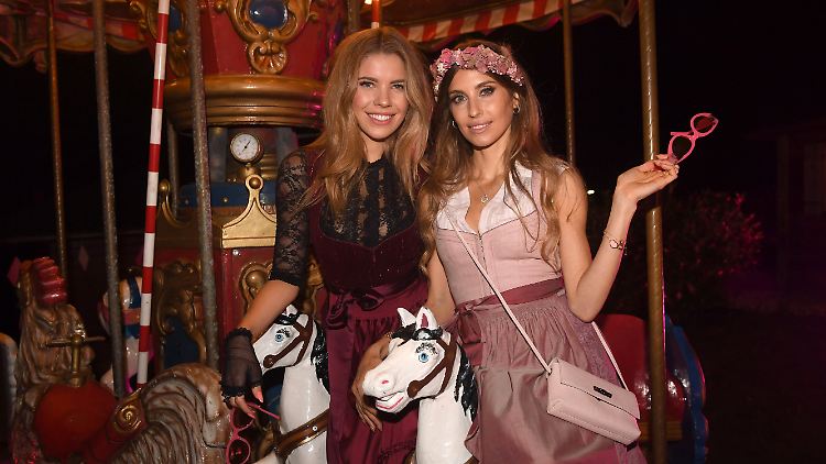 Immer im Dirndl: Moderatorin Cathy Hummels und Sängerin Victoria Swarovski (l.) bei der "Wiesn Wiesn Charity Night" 2021.