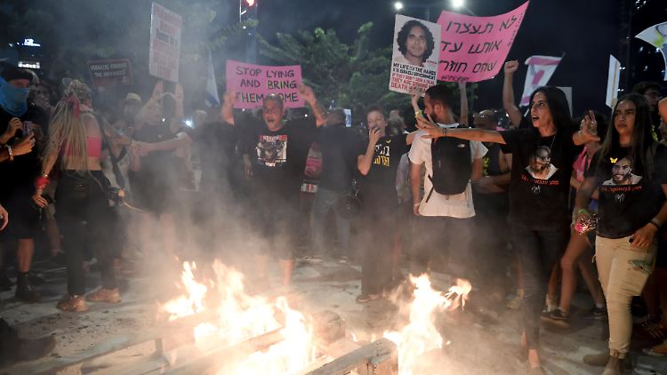 Tausende Israelis protestieren vor dem Verteidigungsministerium in Tel Aviv, Israel. Sie fordern die sofortige Freilassung der Geiseln.