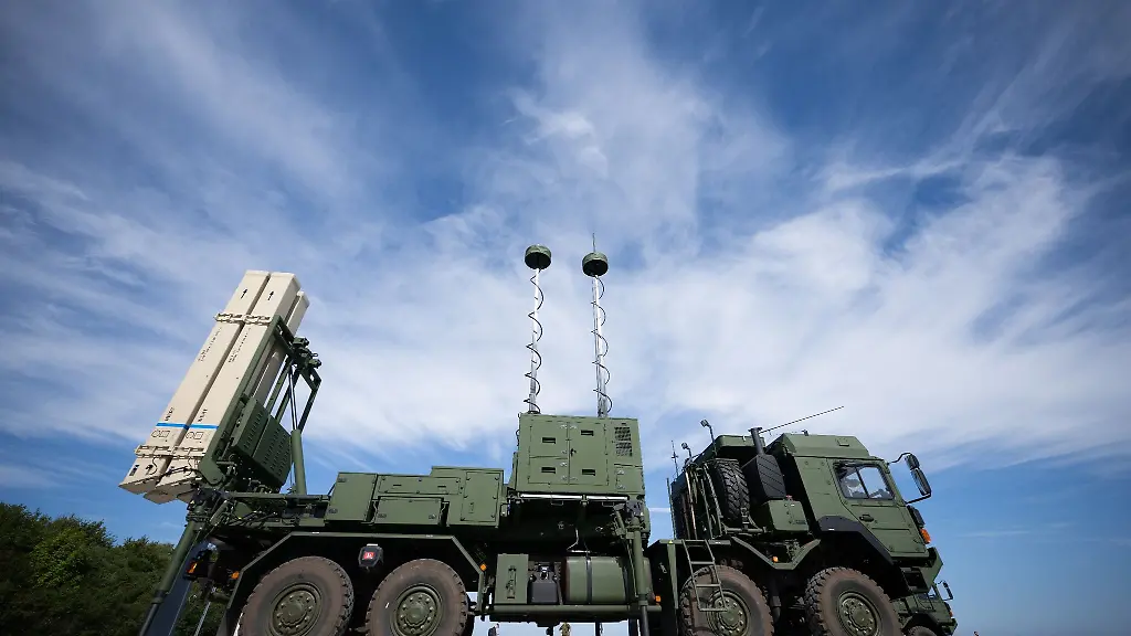 Ein-Launcher-des-Luftverteidigungssystems-Iris-T-SLM-der-Firma-Diehl-Defence-Lettland-und-Estland-haben-den-Kauf-des-Mittelstrecken-Flugabwehrsystems-vereinbart