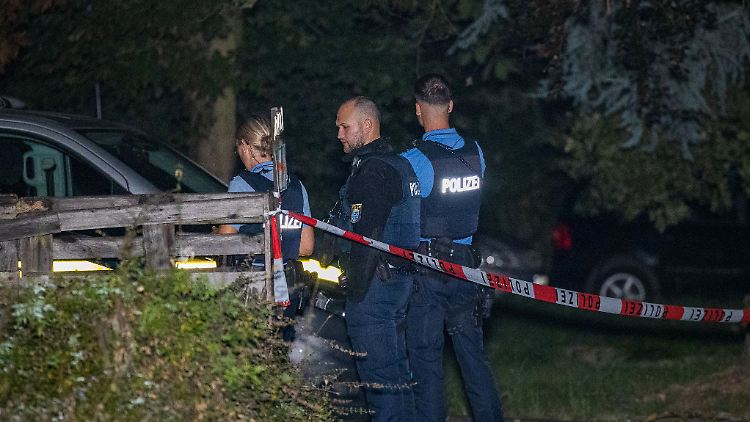 Polizisten sichern in Rödermark den Tatort.