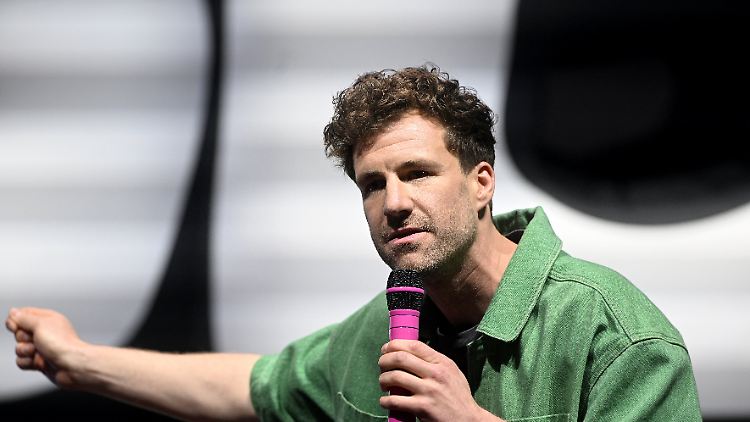 Sat.1 legt die neue Sendung "Was ist in der Box?" mit Luke Mockridge auf Eis. 