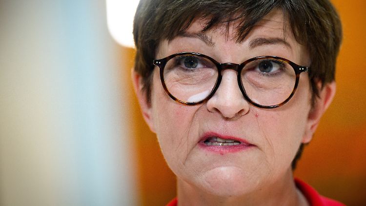 VW soll lieber Kurzarbeit anmelden, statt auf Kaufprämien zu hoffen, meint SPD-Chefin Esken.