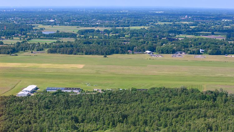 Der Pilot landete in den Bäumen in unmittelbarer Nähe des Flugplatzes in Heist.