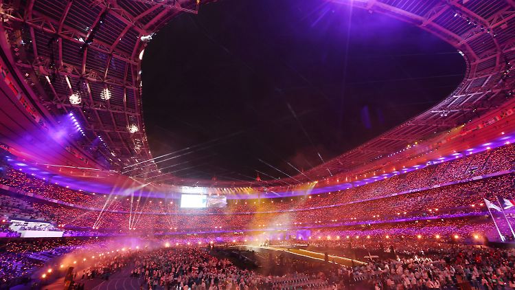 Glanz und Regen in Paris: 64.000 Zuschauer feiern im Stade de France das Ende der Paralympics.