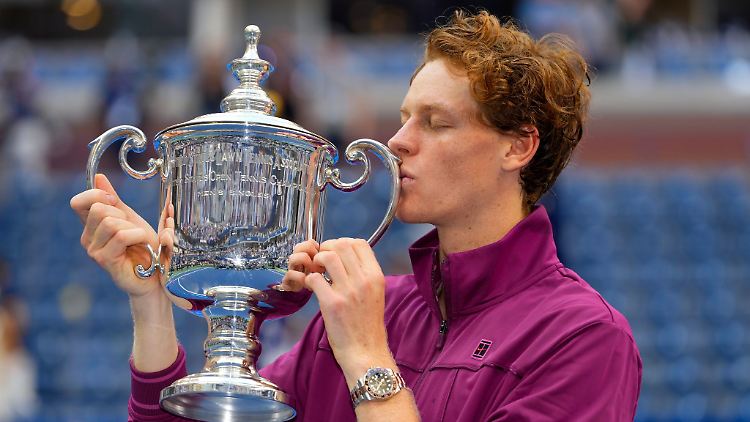 Jannik Sinner feiert den Titel bei den US Open emotional.