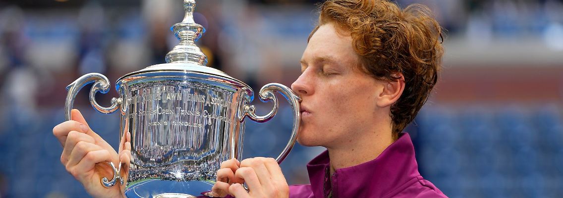Jannik Sinner feiert den Titel bei den US Open emotional.