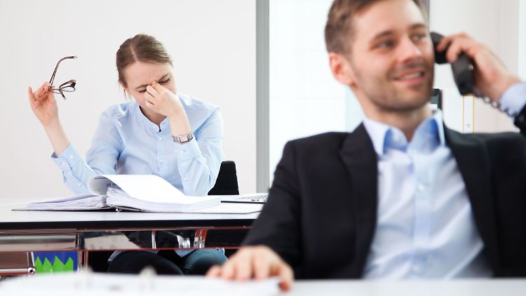 Dauerbeschallung: Typische Geräusche aus dem Großraumbüro empfinden manche Beschäftige als besonders belastend.