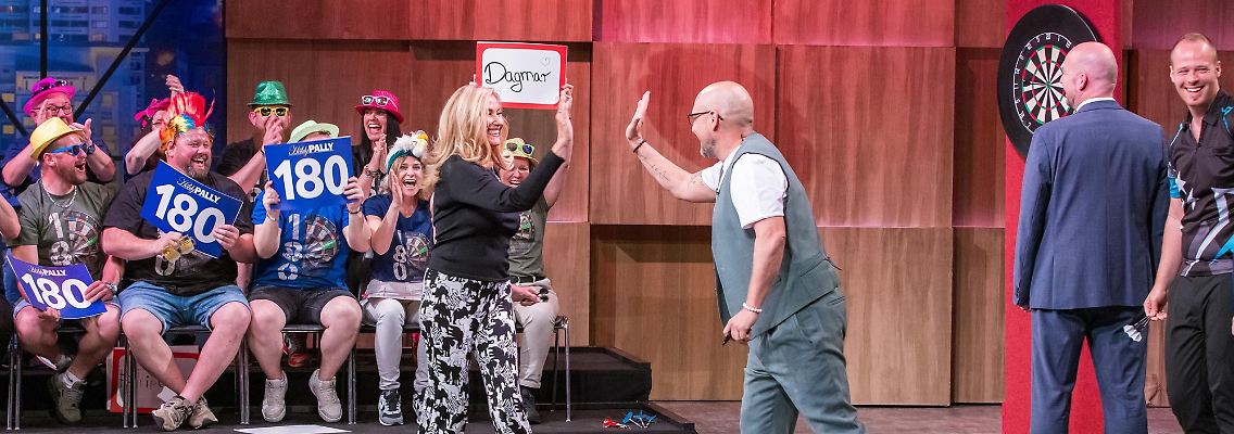 Löwin Dagmar Wöhrl hat nicht nur beim Darten die Nase vorn.jpg