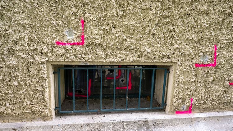 Farbkreise an einem Nachbargebäude des israelischen Generalkonsulats in München, mit denen Einschusslöcher markiert wurden. 