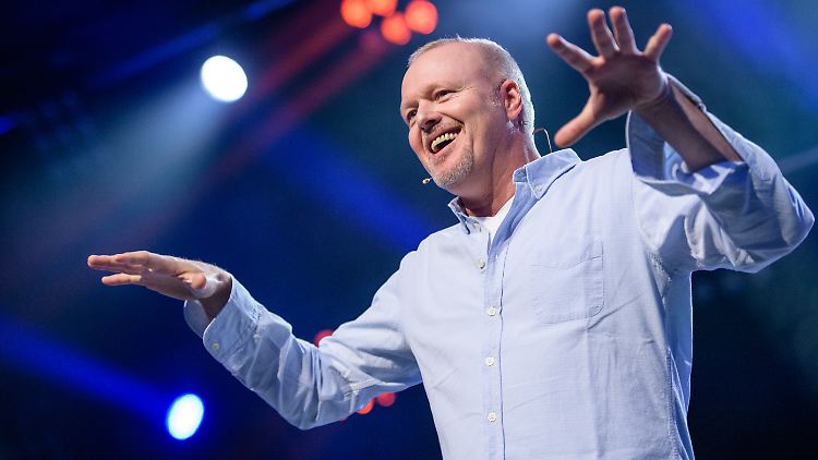 Er heizt die Stimmung weiter an: Stefan Raab.