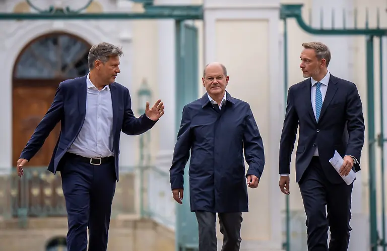 Kanzler-Olaf-Scholz-M-Finanzminister-Christian-Lindner-r-und-Vizekanzler-Robert-Habeck-auf-Schloss-Meseberg