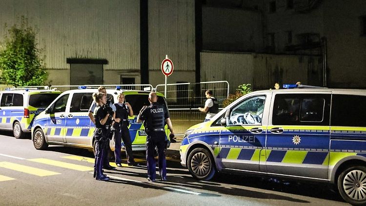 Die Polizei konnte vier Tatverdächtige festnehmen, zwei Männer sind noch flüchtig. 