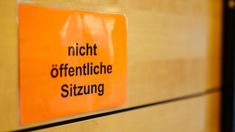 Weil der Angeklagte zur Tatzeit Jugendlicher war, findet das Verfahren ohne Öffentlichkeit statt.