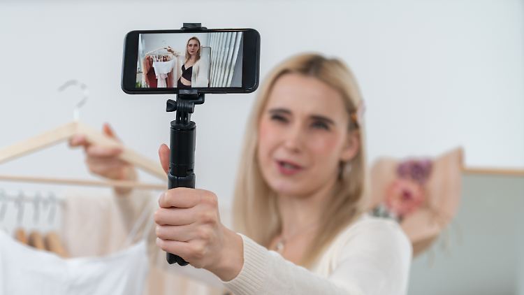 Jeder zweite Jugendliche hat schon ein Produkt gekauft, das von einem Influencer beworben wurde, geht aus einer Studie hervor.