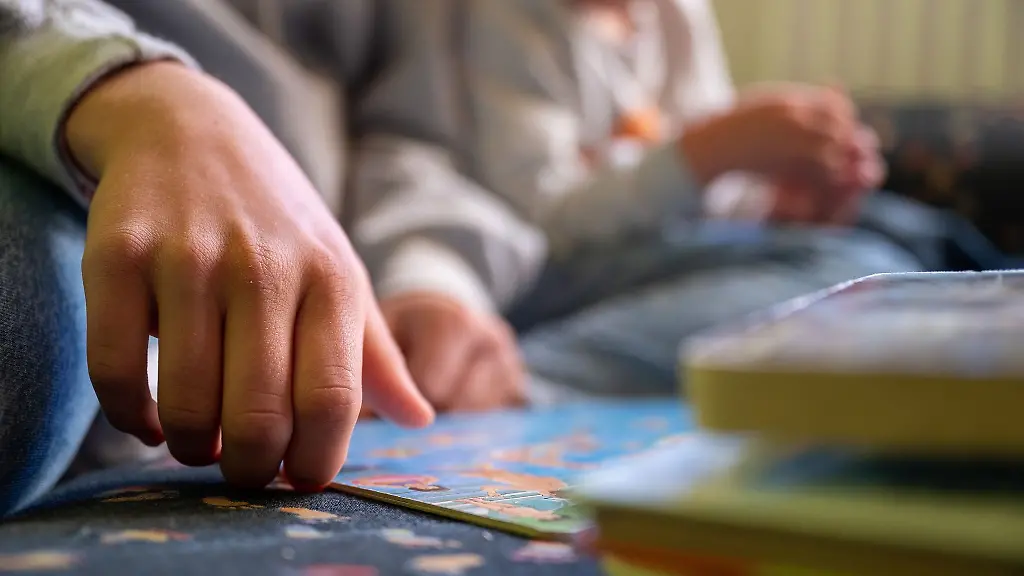 Eine-Praktikantin-liest-in-einer-Kita-Kindern-vor