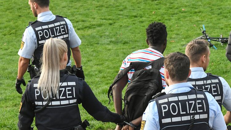 Junge Männer, die als ausländisch gelesen werden, sind stärker von Polizeikontrollen betroffen, sagt Soziologin Astrid Jacobson. 