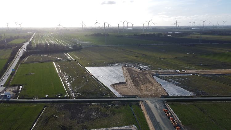Im schleswig-holsteinischen Heide soll eine riesige Fabrik entstehen - ursprünglich sollte sie ab 2026 Batteriezellen für E-Autos herstellen.