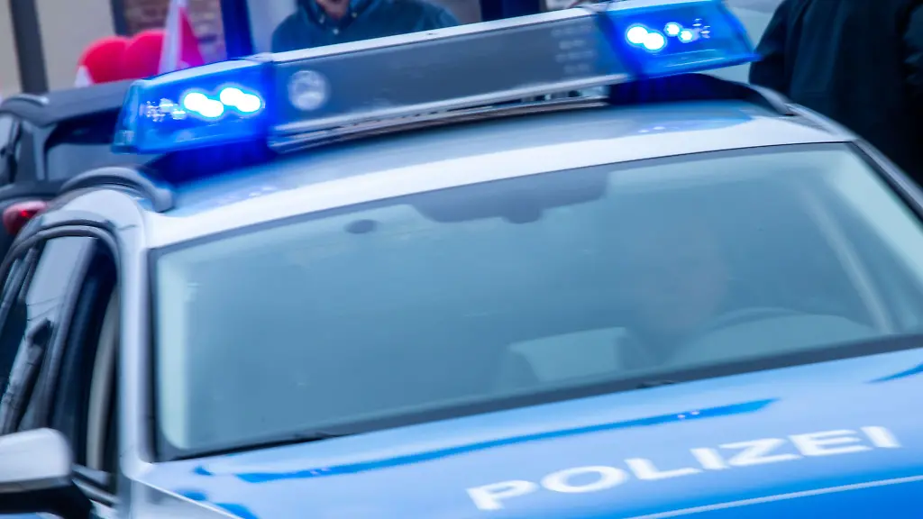 Ein-Streifenwagen-der-Polizei-ist-mit-Blaulicht-im-Einsatz