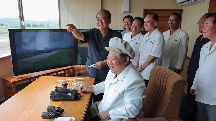 Immer wieder veröffentlicht die staatliche Nachrichtenagentur KCNA Bilder von Machthaber Kim bei angeblich erfolgreichen Raketentests. 