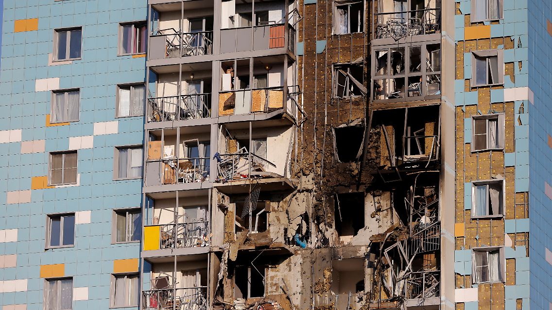 Ein offenbar von einer ukrainischen Drohne beschädigtes Hochhaus in der Region Moskau.